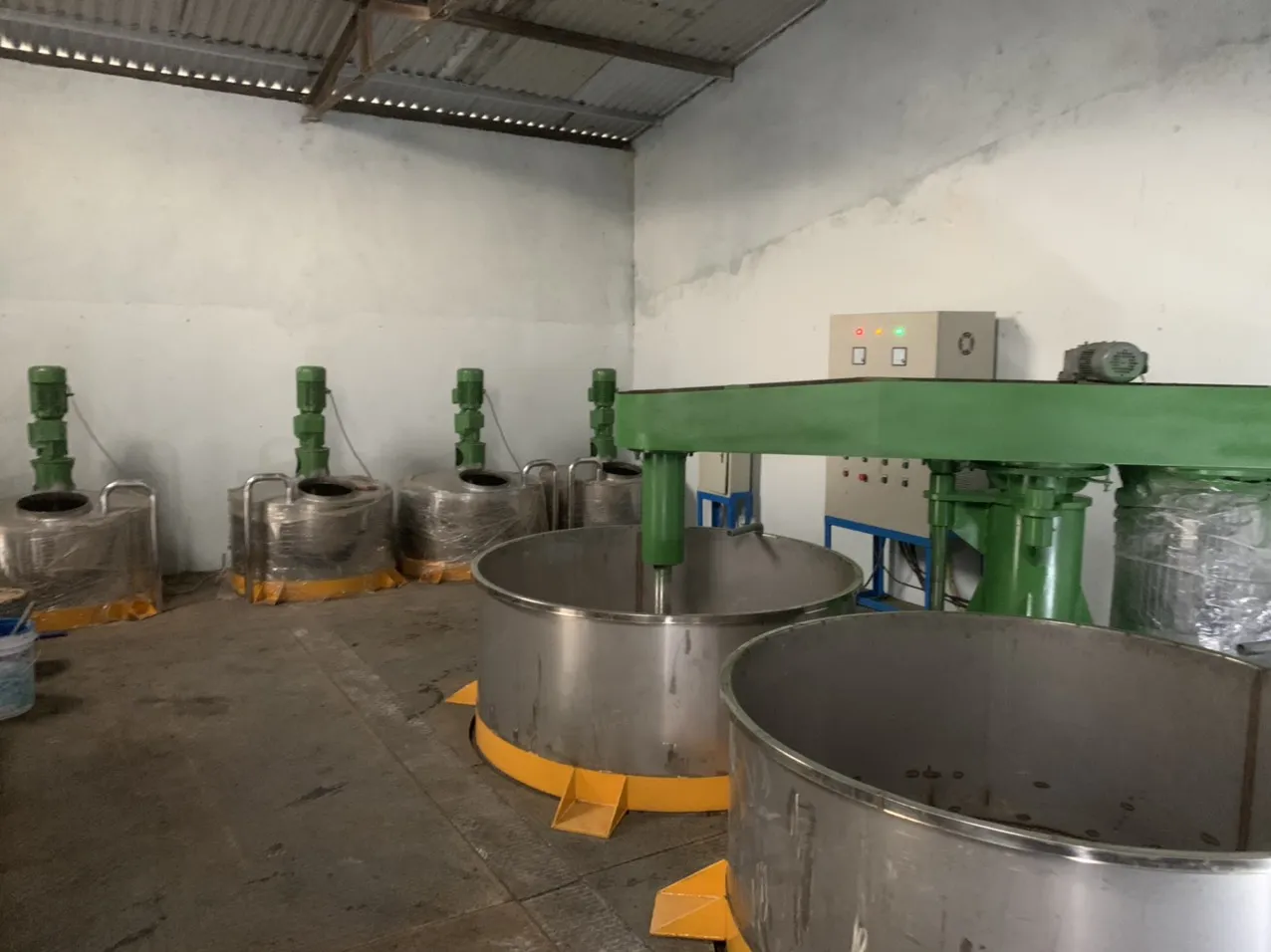 Máy khuấy sơn sàn thao tác